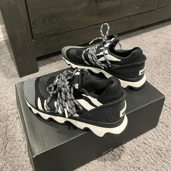 Sorel Black Kinetic Lace Sneaker Size 8 Womens - Picture 4 of 11